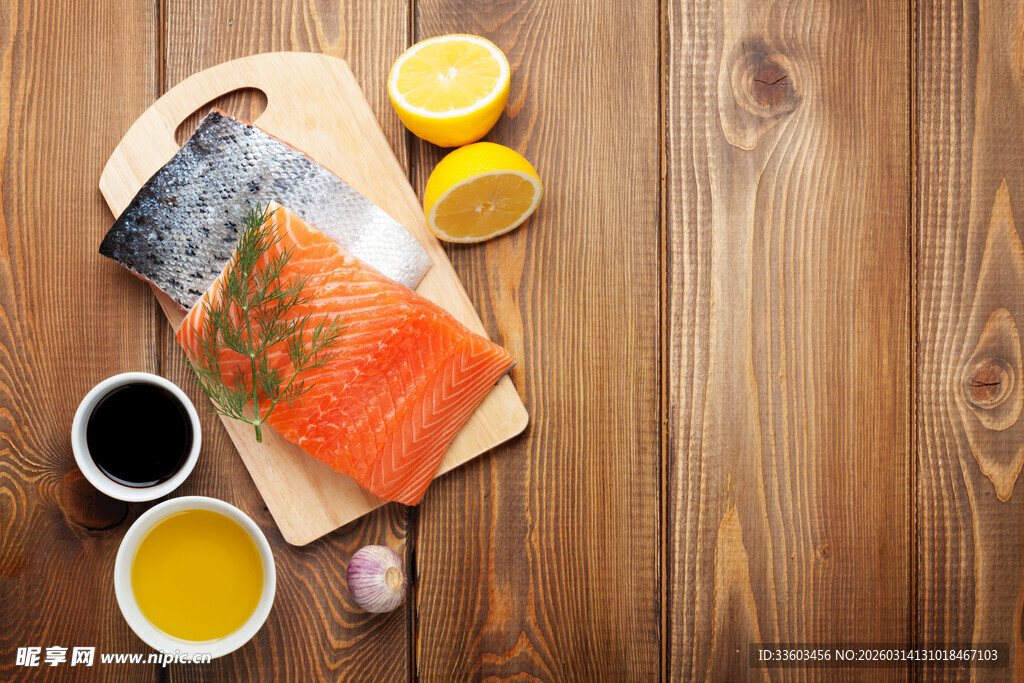 木板上的三文鱼及烹饪配料