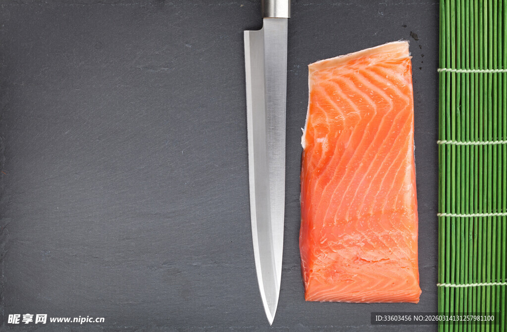 锋利厨刀旁的新鲜三文鱼