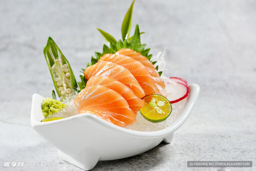 精致三文鱼刺身摆盘