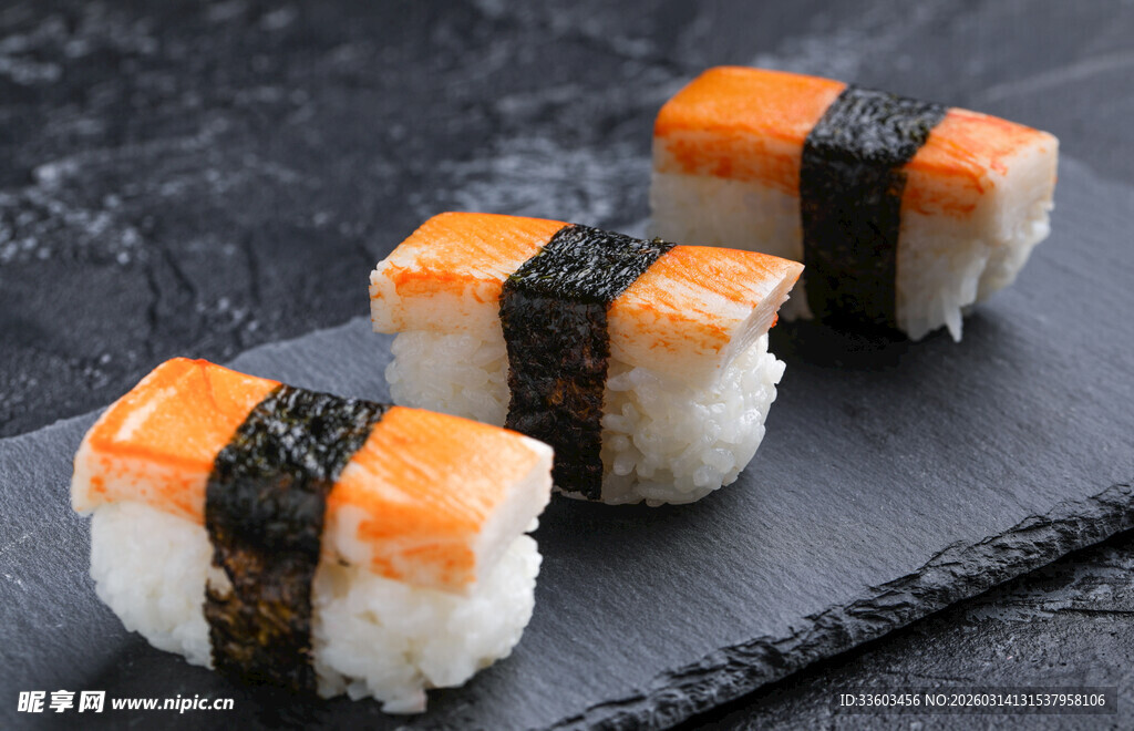 美味寿司摆放在黑色石板上