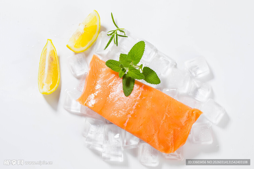 冰鲜三文鱼配柠檬与香草