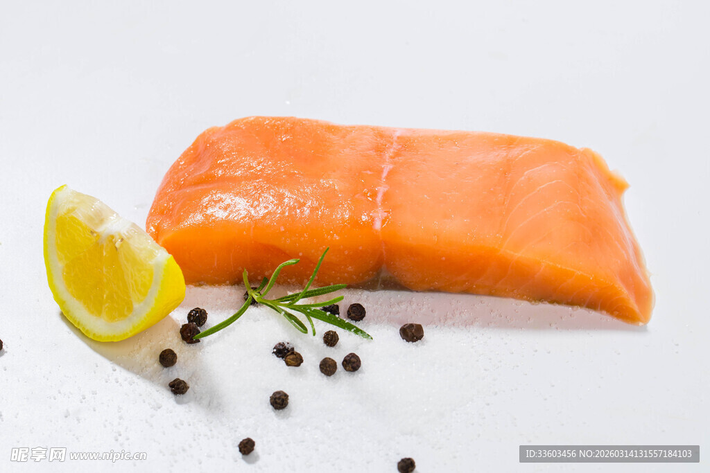 鲜三文鱼配柠檬与香料