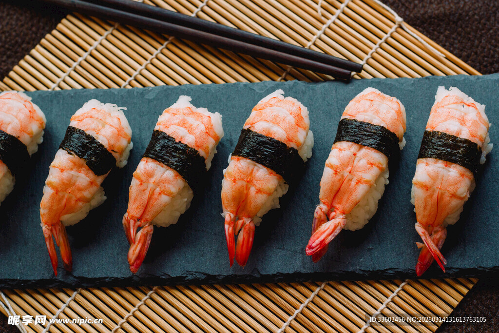美味鲜虾寿司整齐排列