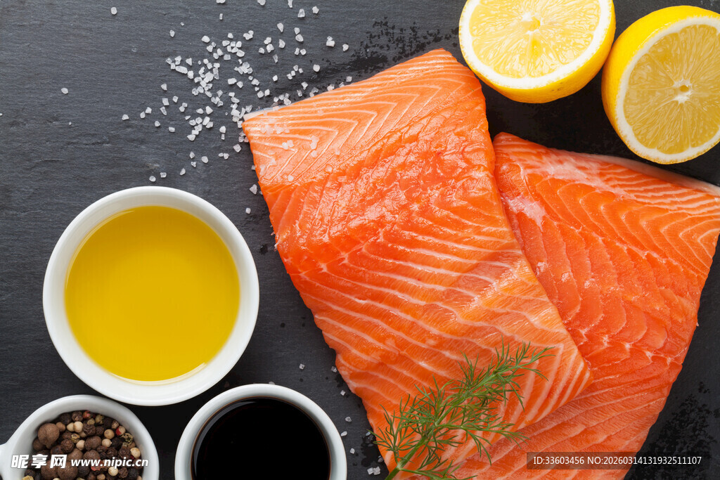 新鲜三文鱼配佐料与柠檬