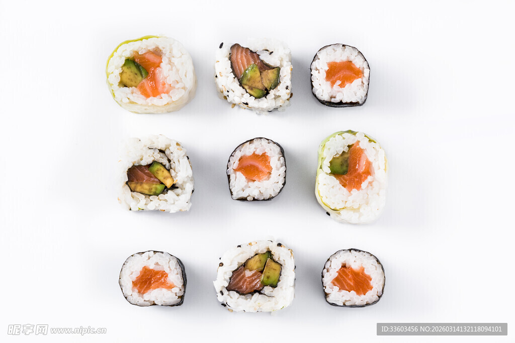 多样美味寿司整齐排列