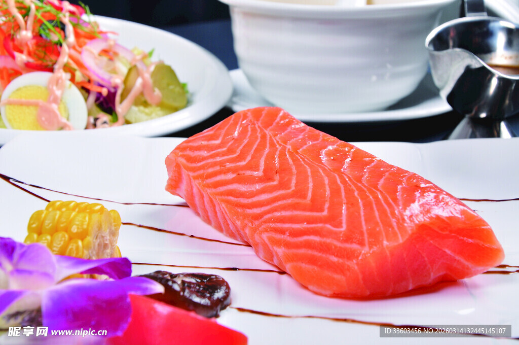 新鲜三文鱼刺身摆盘精美