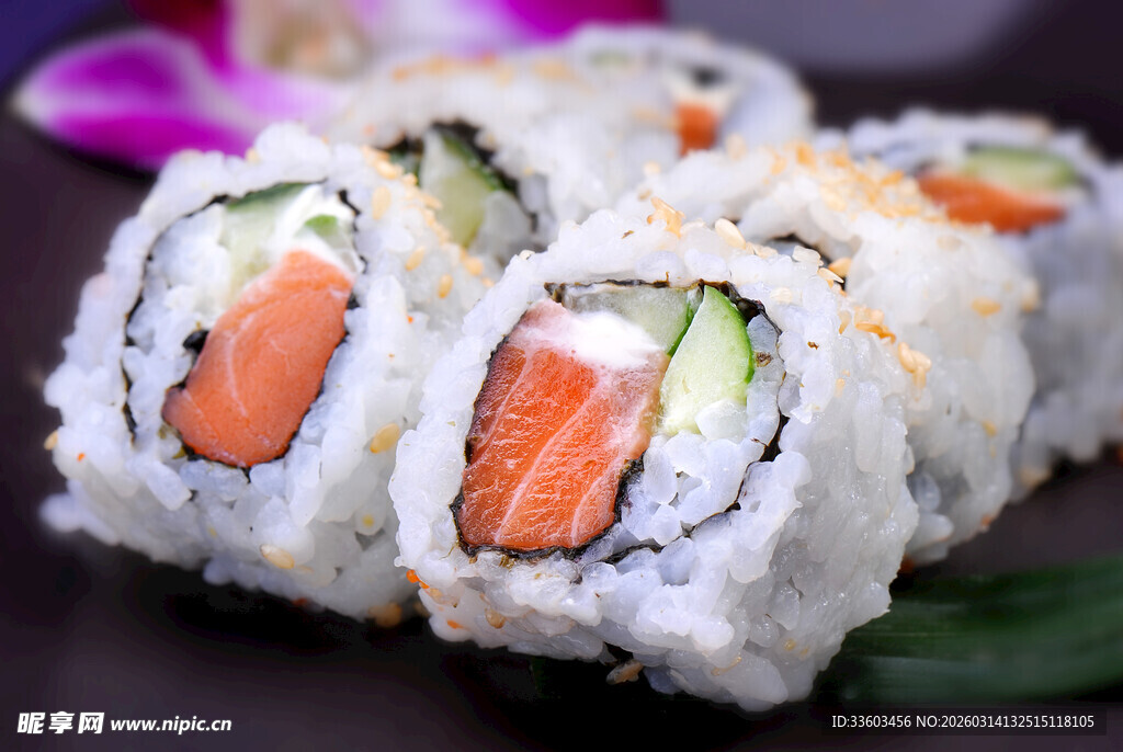 美味三文鱼寿司拼盘