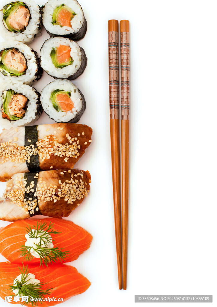 多样寿司搭配精致筷子
