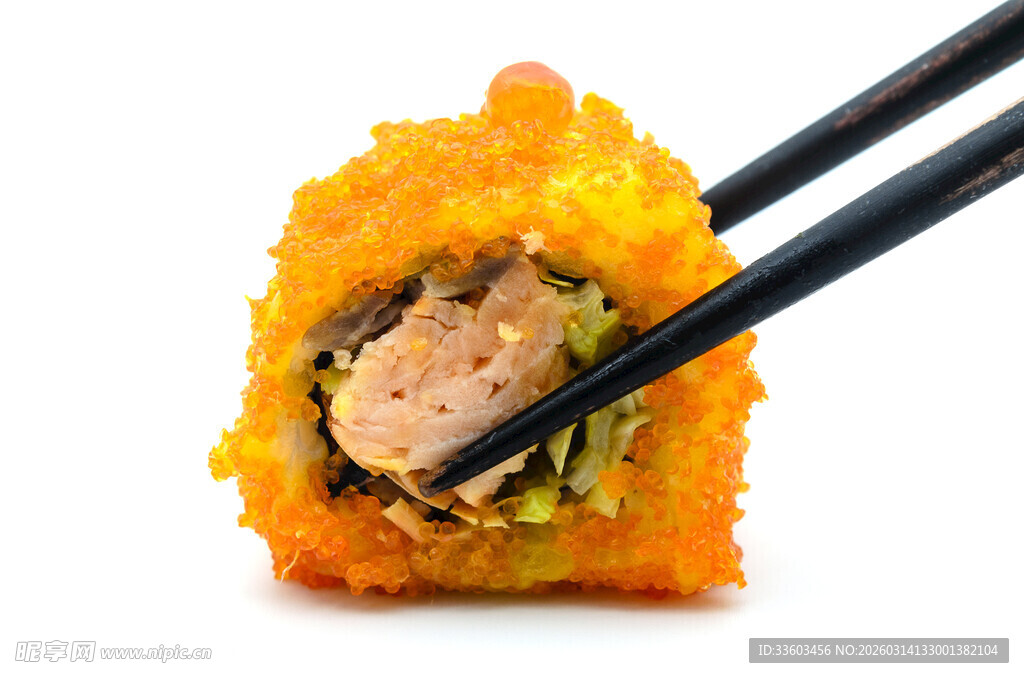 筷子夹起美味炸寿司卷