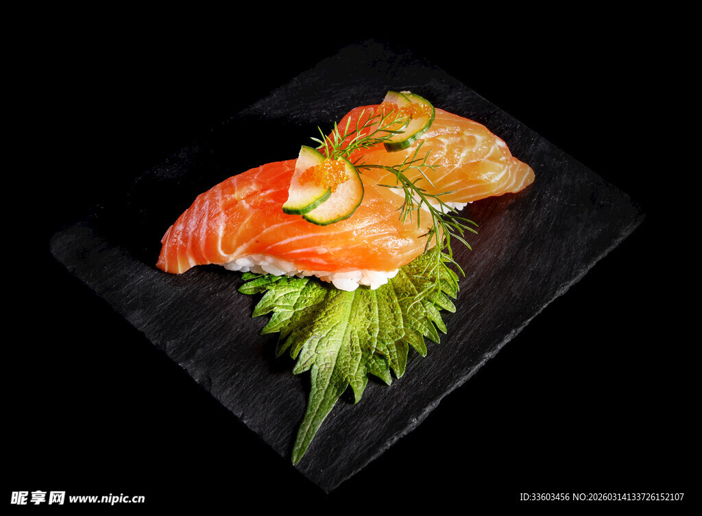 精致三文鱼刺身摆盘