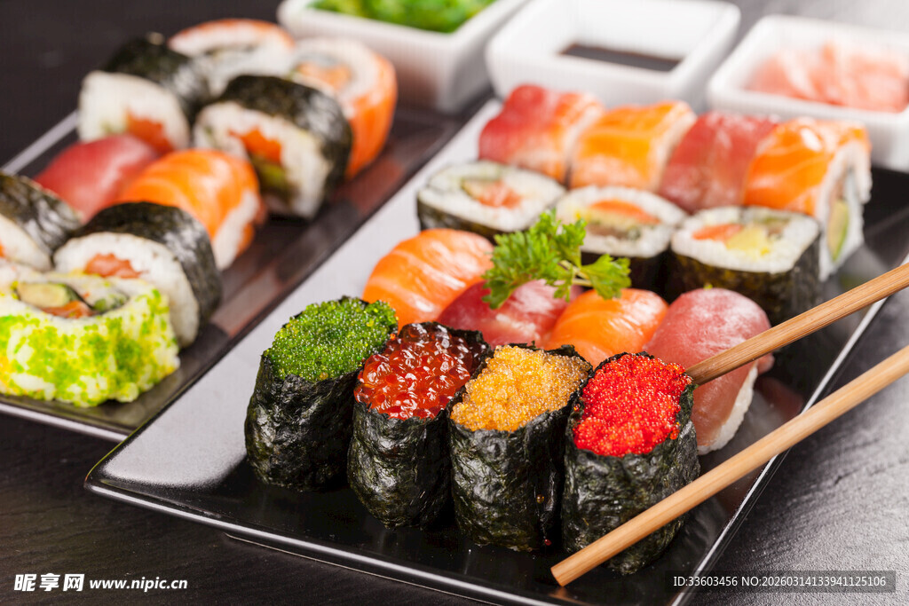多样美味寿司拼盘展示