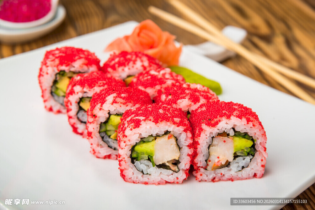 美味寿司卷摆放在盘中