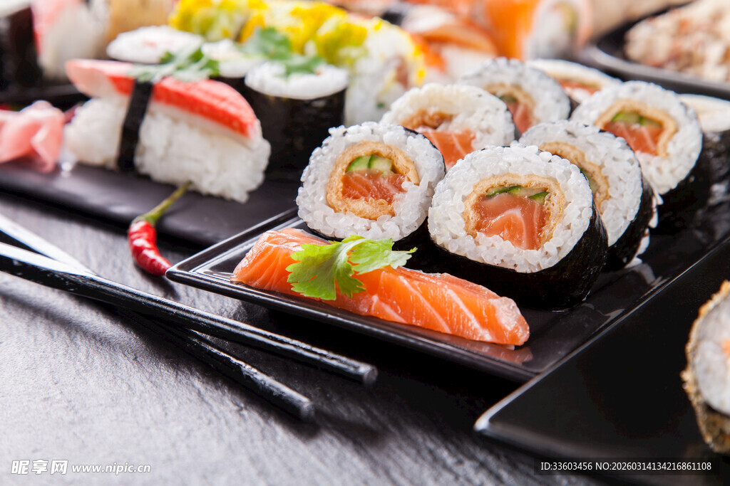 多样美味寿司摆盘展示