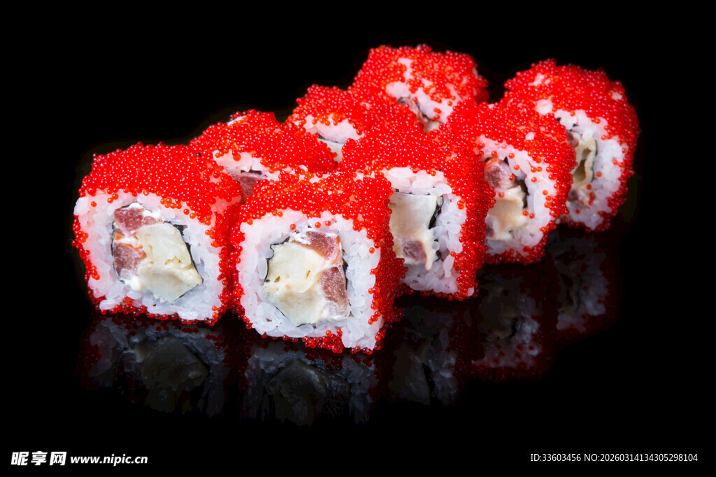 美味红皮寿司整齐排列