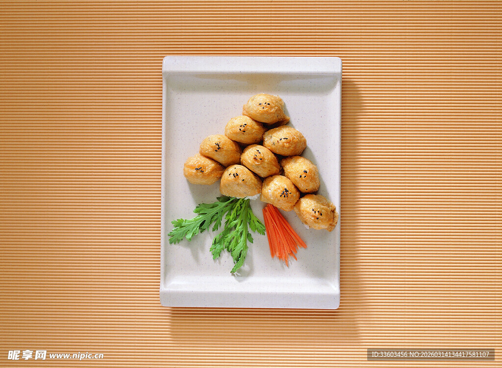 美味鱼丸摆盘上桌