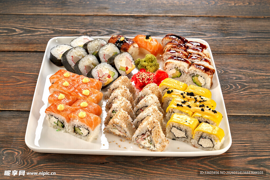 多样寿司拼盘展示