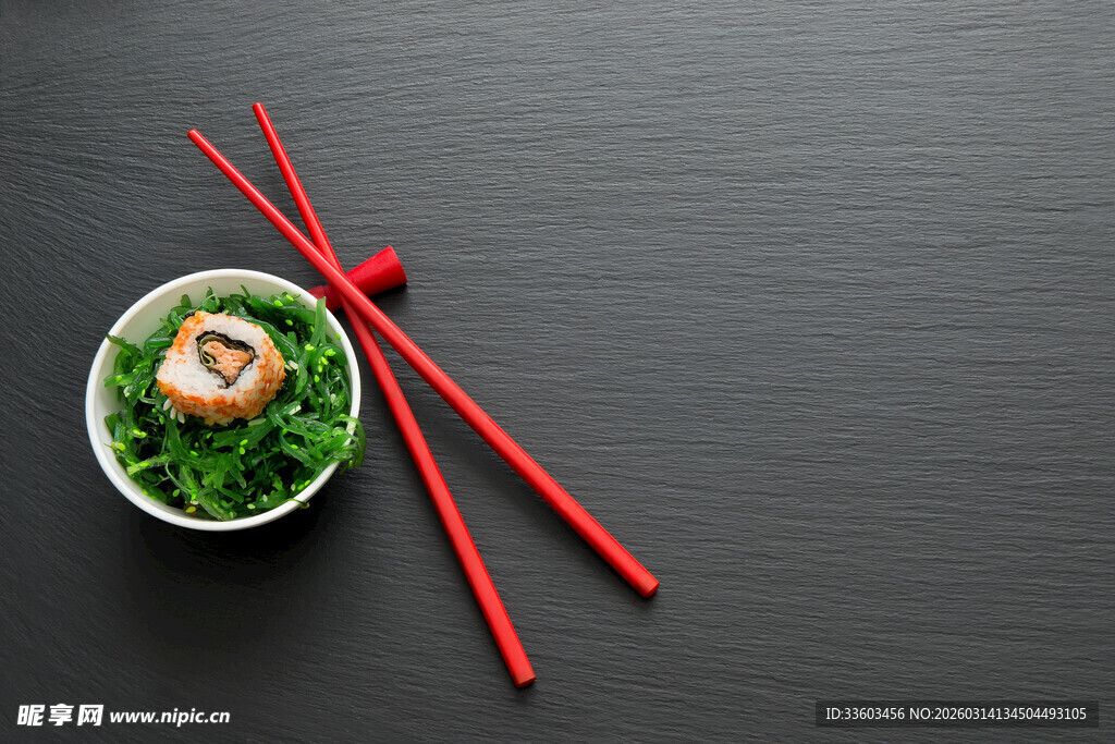 日式寿司配红筷