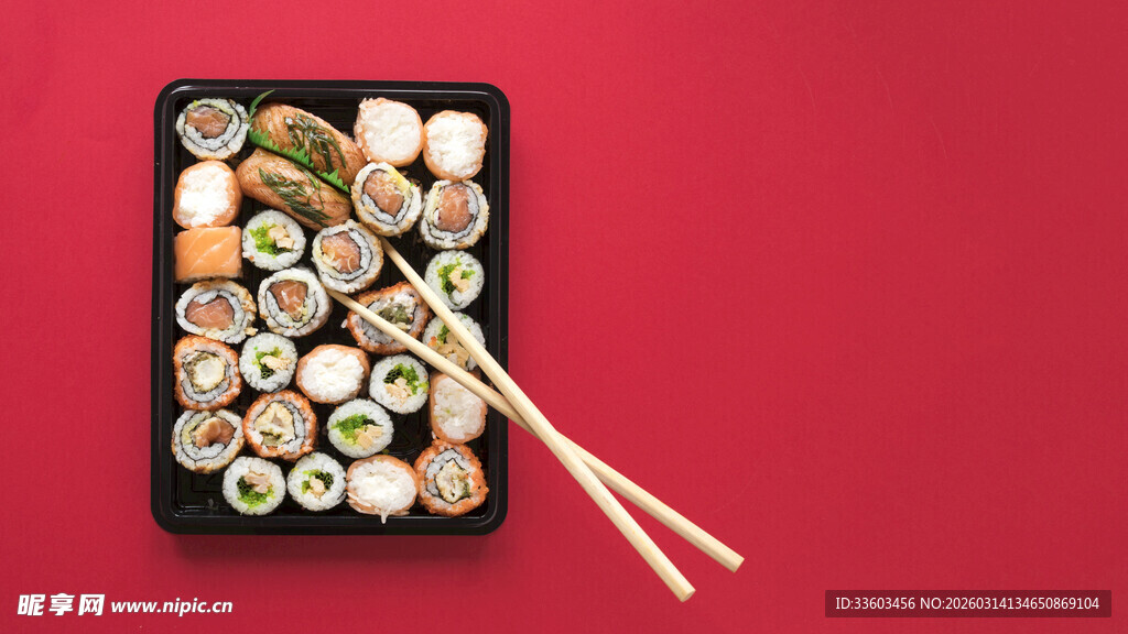 红色背景上的美味寿司拼盘