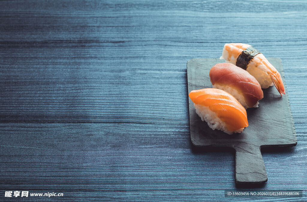 美味寿司摆放在深色木板上
