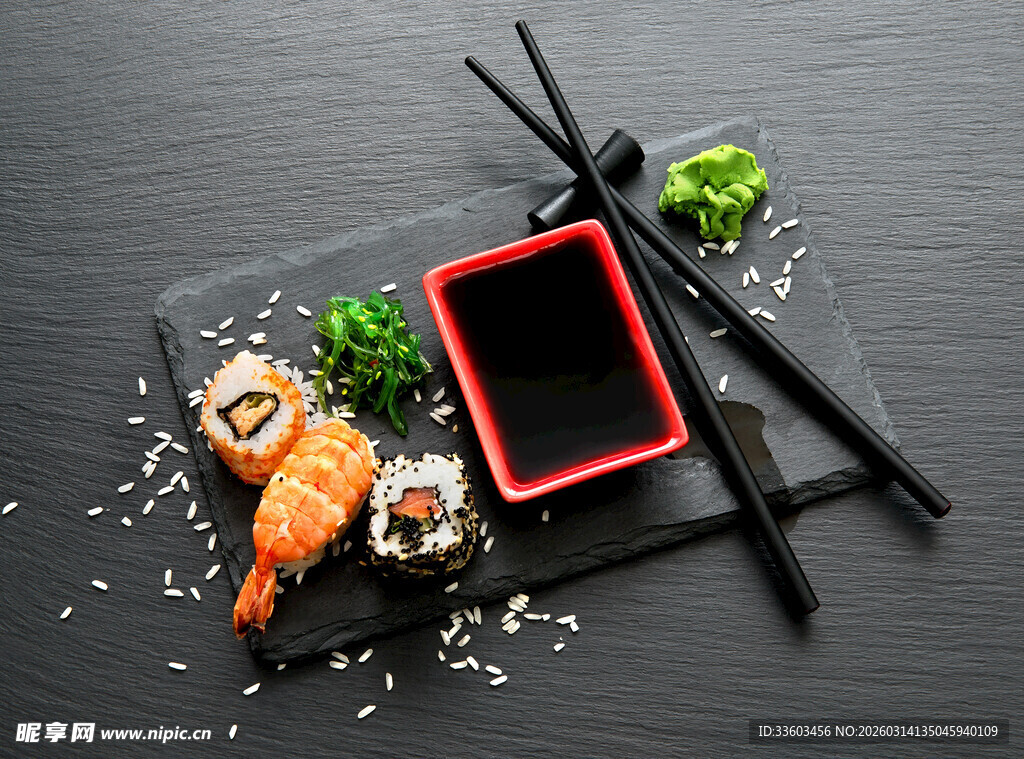 精致寿司配筷碟摆盘