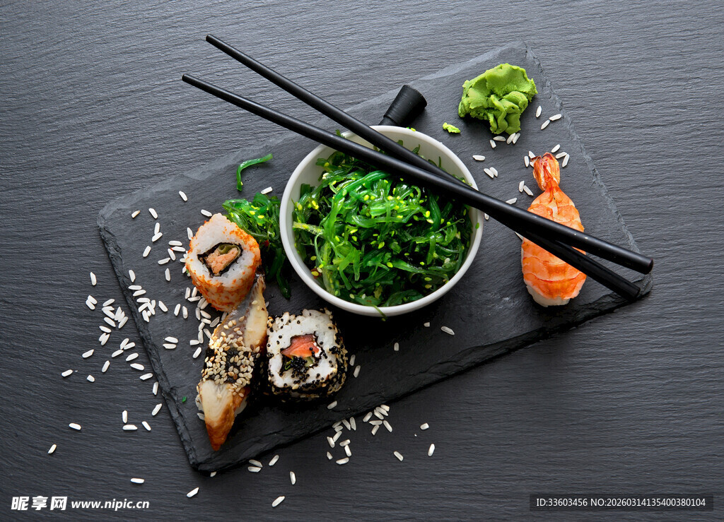 美味寿司与配菜摆盘展示