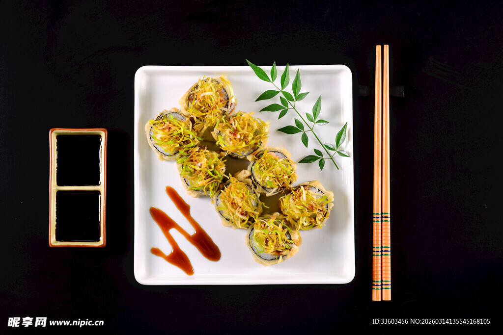 美味炸物配蘸料与筷子