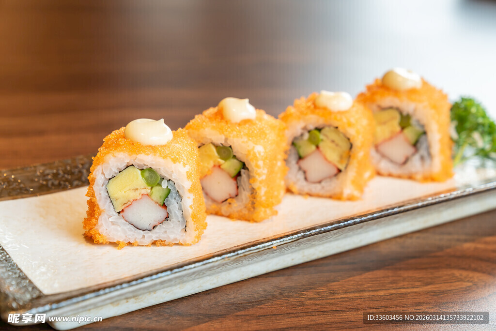 美味寿司卷摆放在木桌上