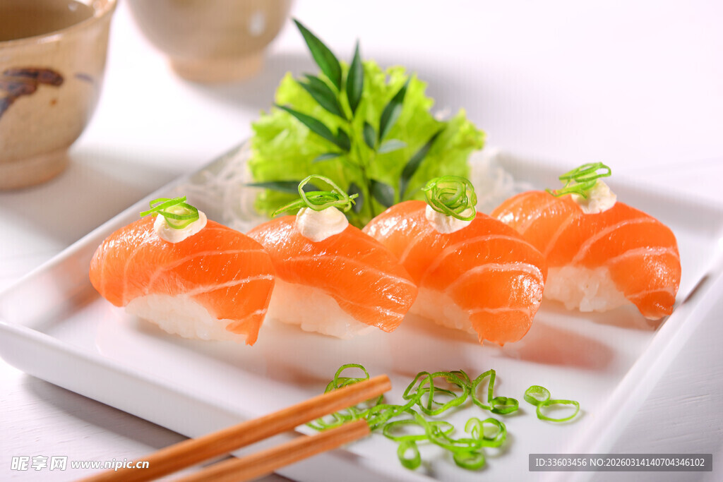 美味三文鱼寿司摆盘