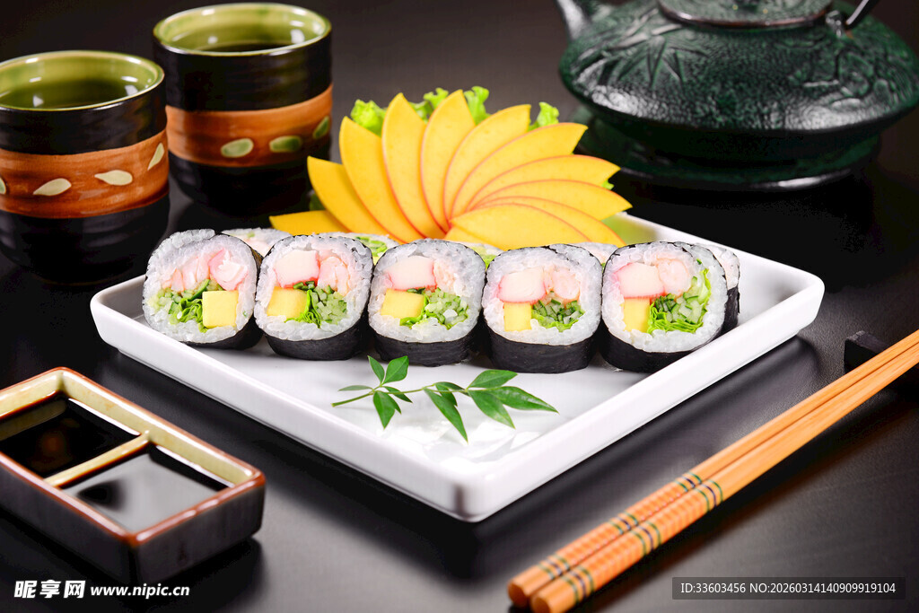 精致日式寿司及配套餐具