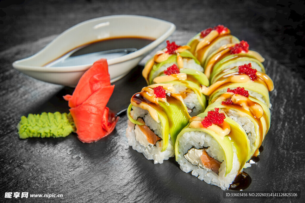 美味寿司拼盘配蘸料