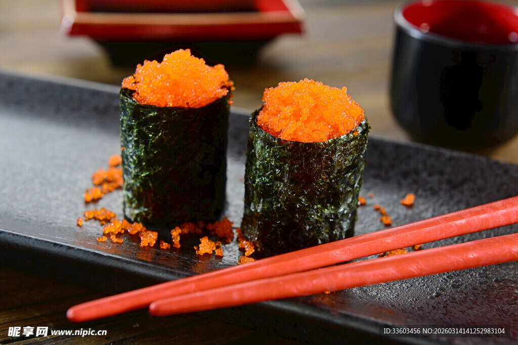 美味寿司配精致餐具