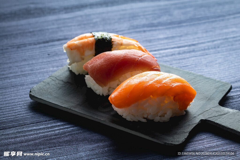 美味寿司摆放在深色托盘上