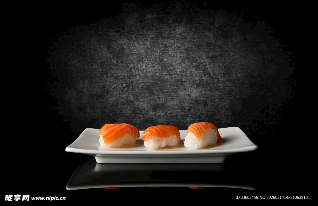 美味寿司摆放在白色盘上
