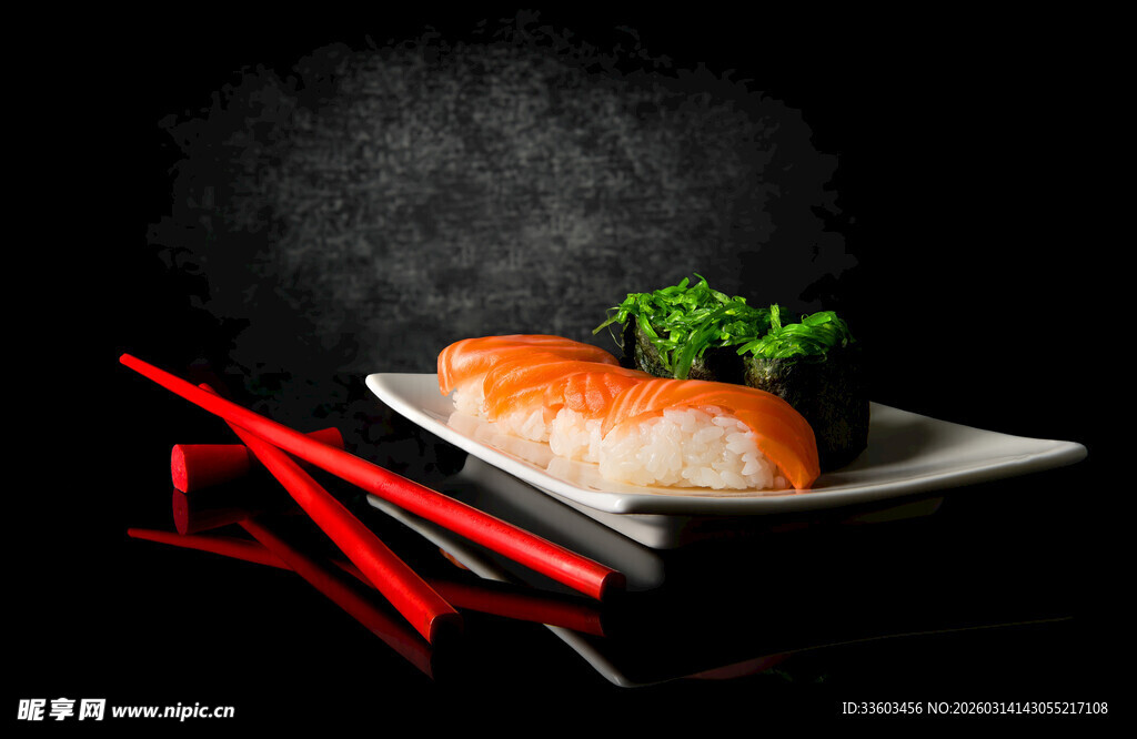 精致寿司配红筷与绿植