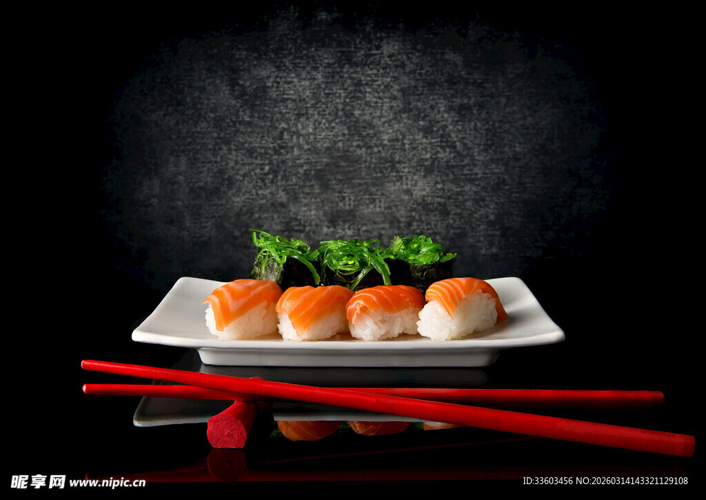 精致寿司搭配红色筷子