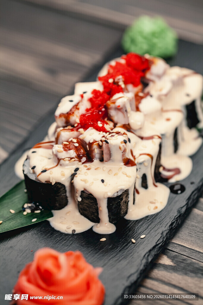 美味巧克力淋面寿司甜点