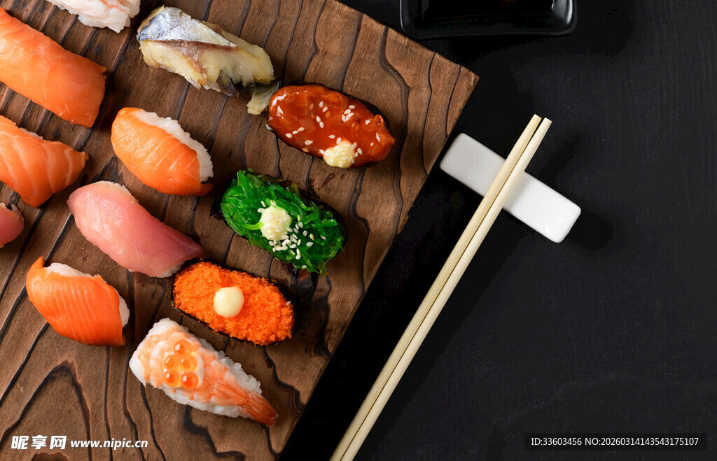 多样美味寿司摆放在木盘上
