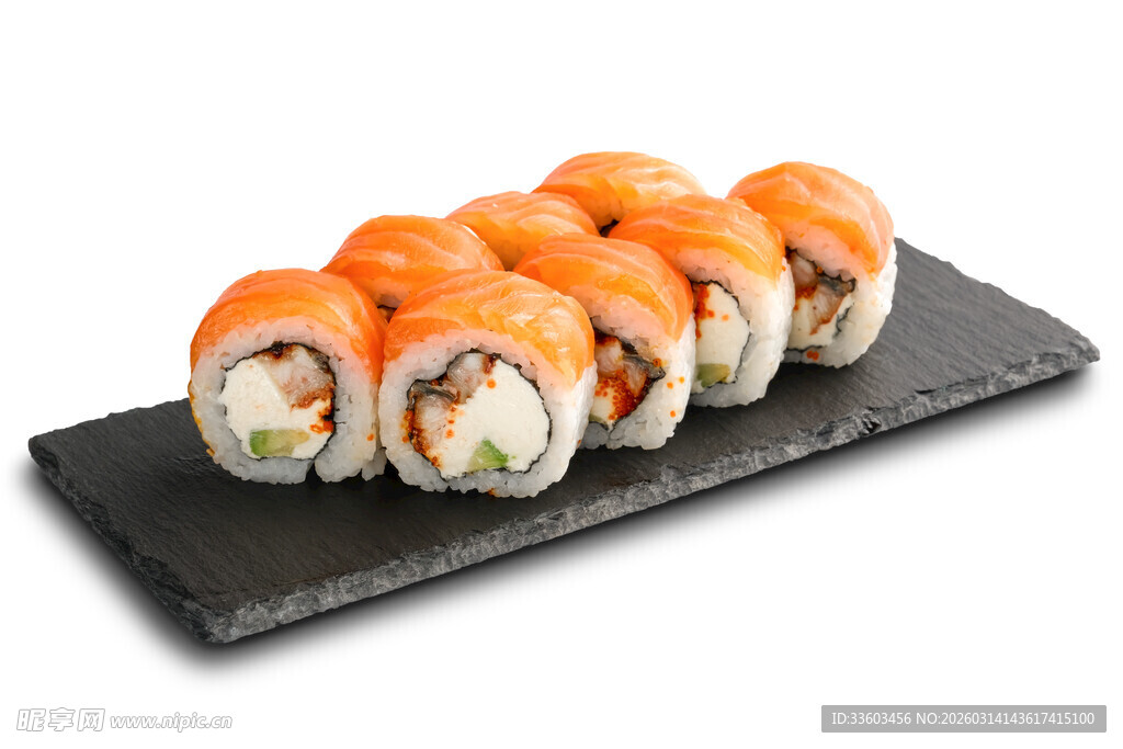 美味寿司卷摆放在黑色托盘上