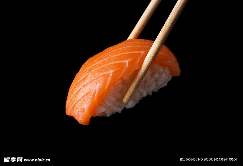 三文鱼寿司被筷子夹起