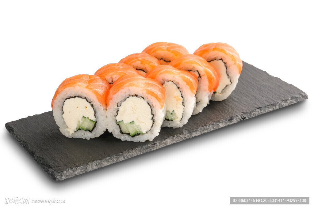 美味寿司卷整齐摆放在盘上
