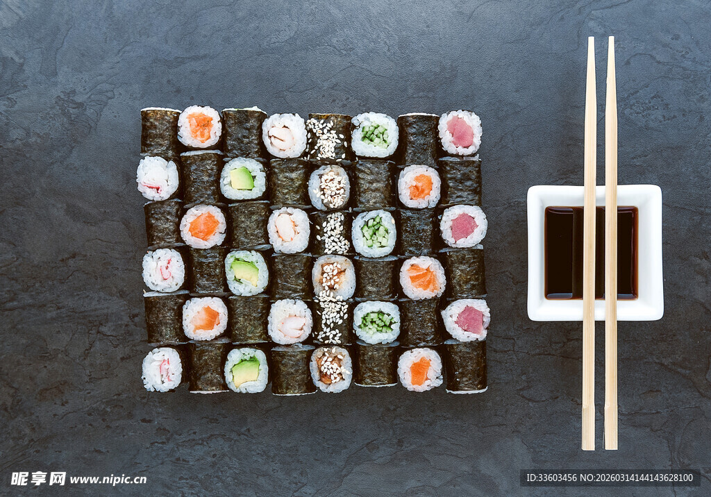 多彩寿司与筷子摆盘展示