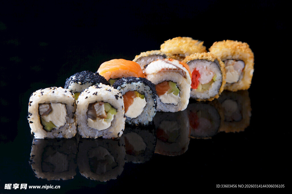 多样美味寿司整齐排列