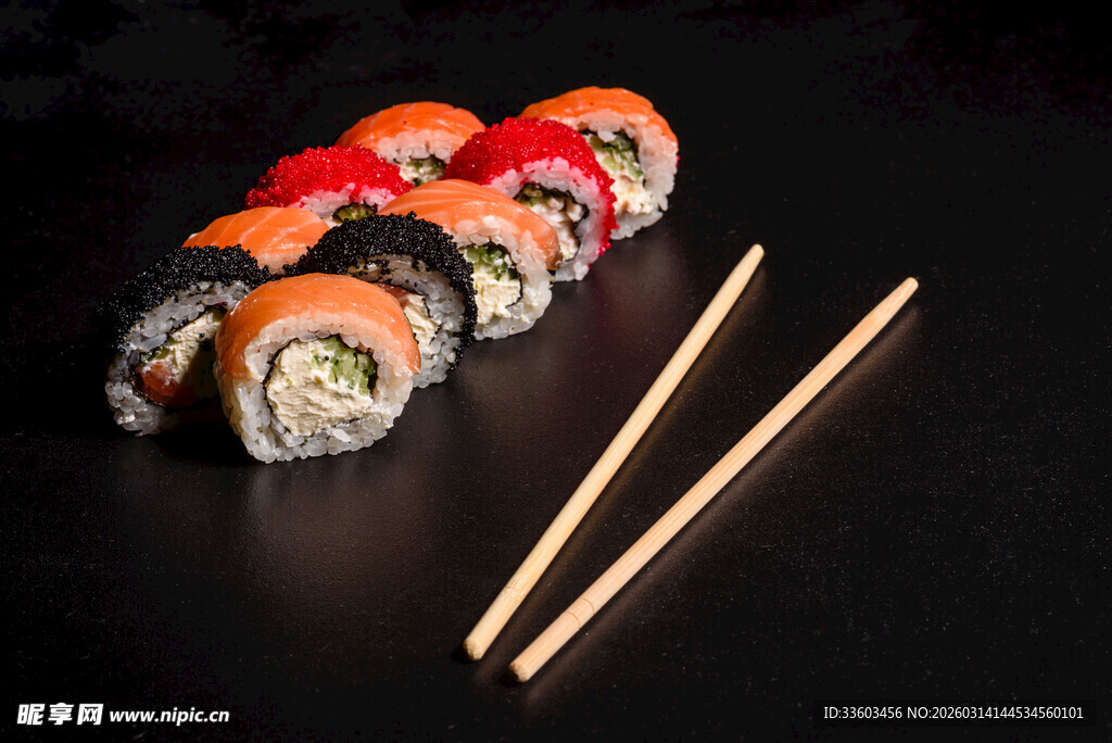 美味寿司与筷子的组合
