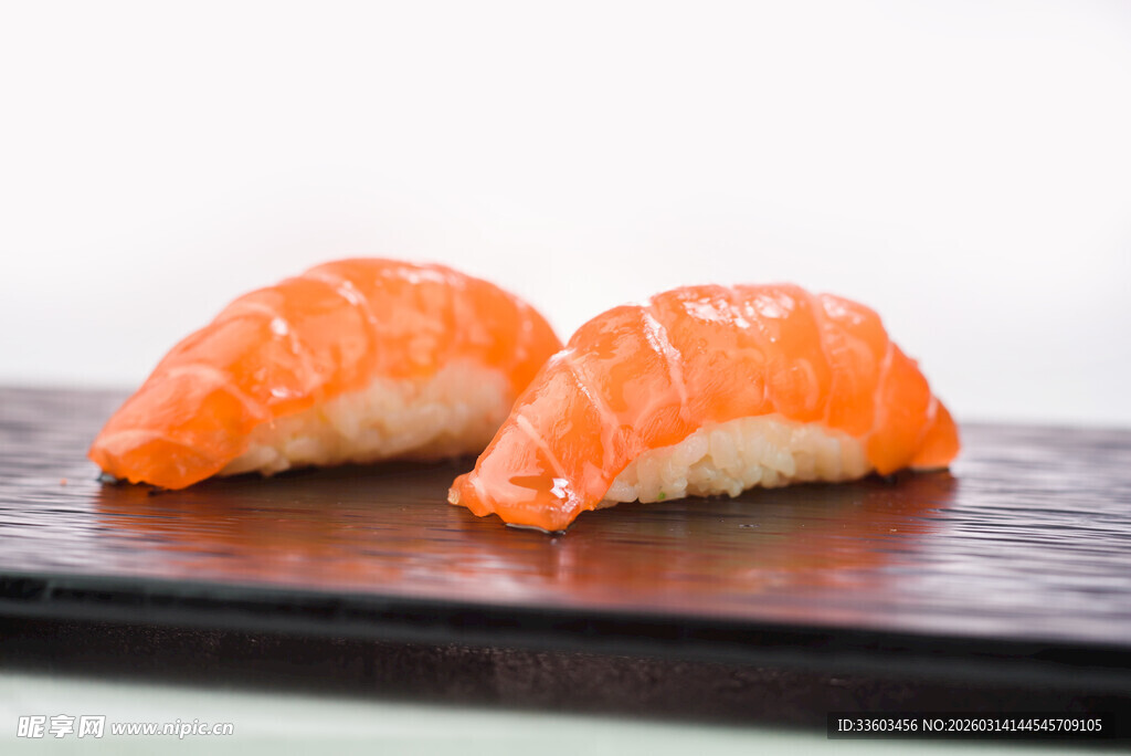 两块美味寿司展示