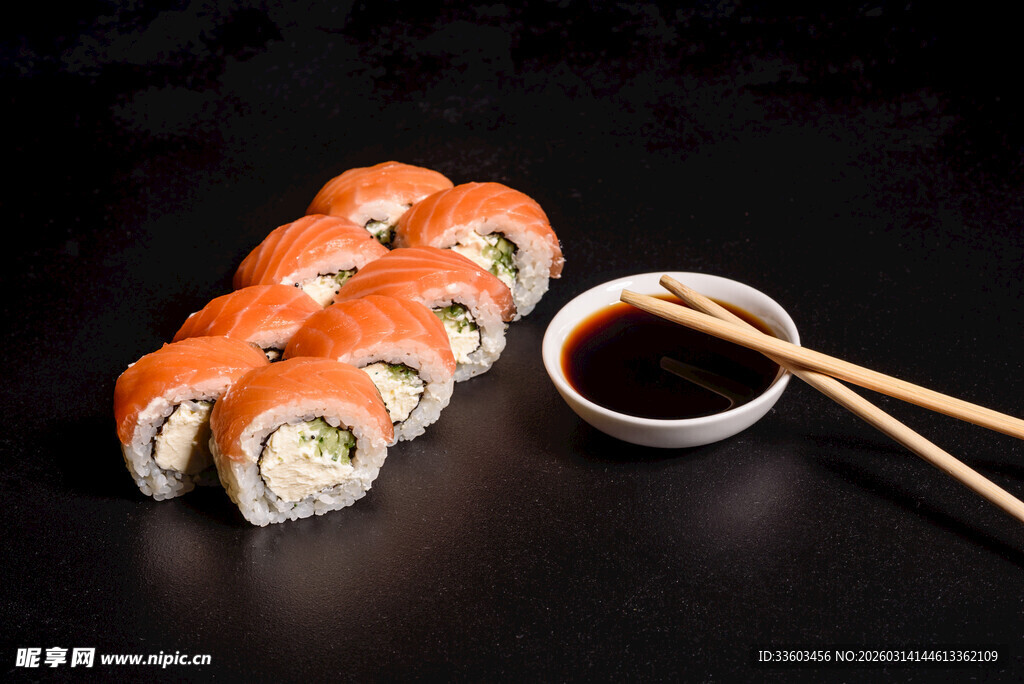 美味寿司搭配蘸料与筷子