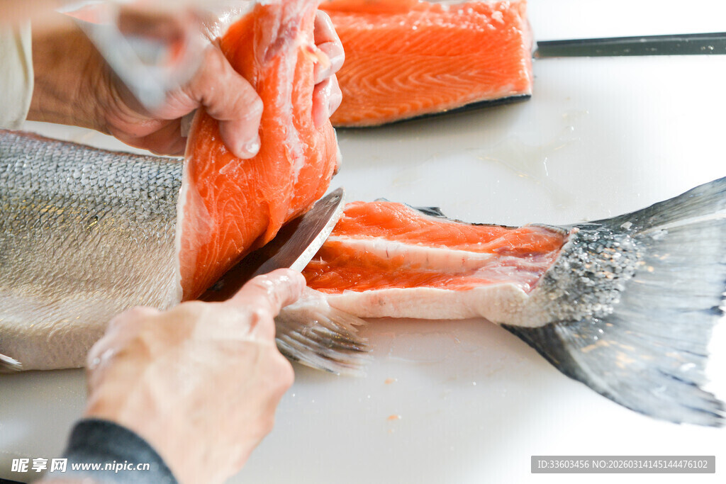 手工切割新鲜三文鱼