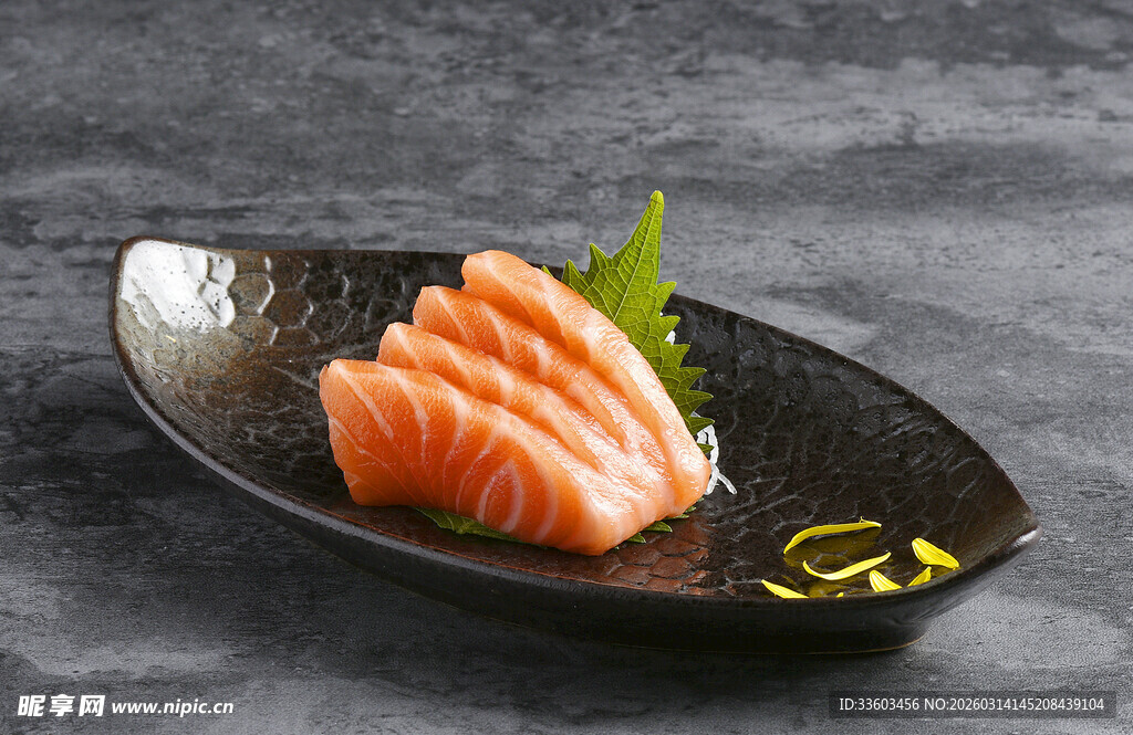 精致三文鱼刺身摆盘