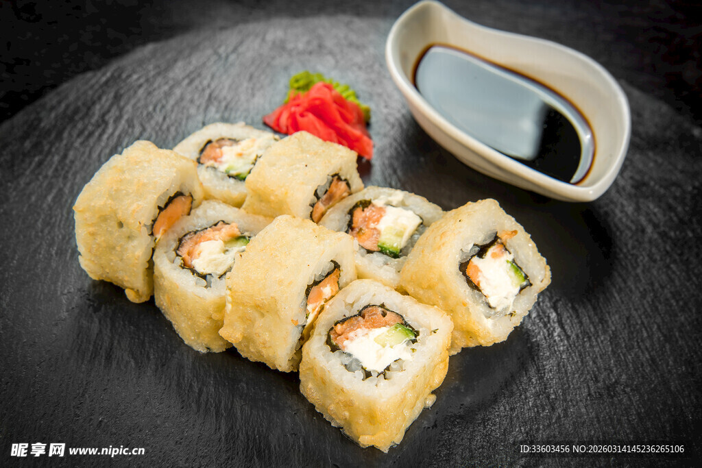 美味炸寿司卷搭配蘸料