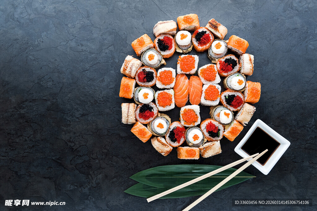 多彩寿司拼盘与筷子餐具