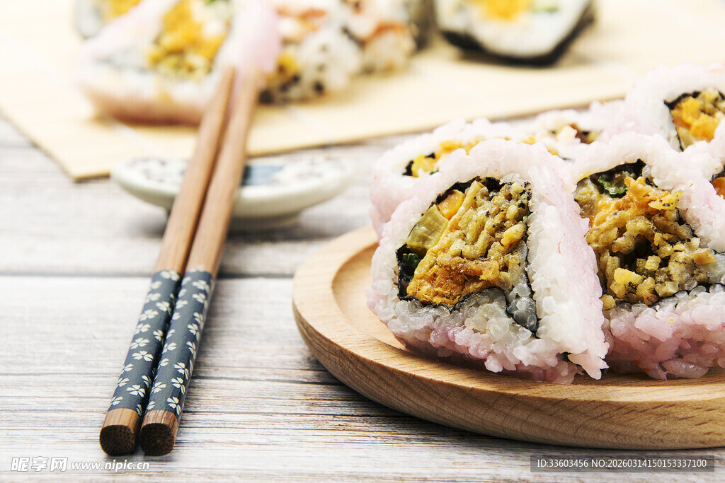 美味寿司摆放在木盘上